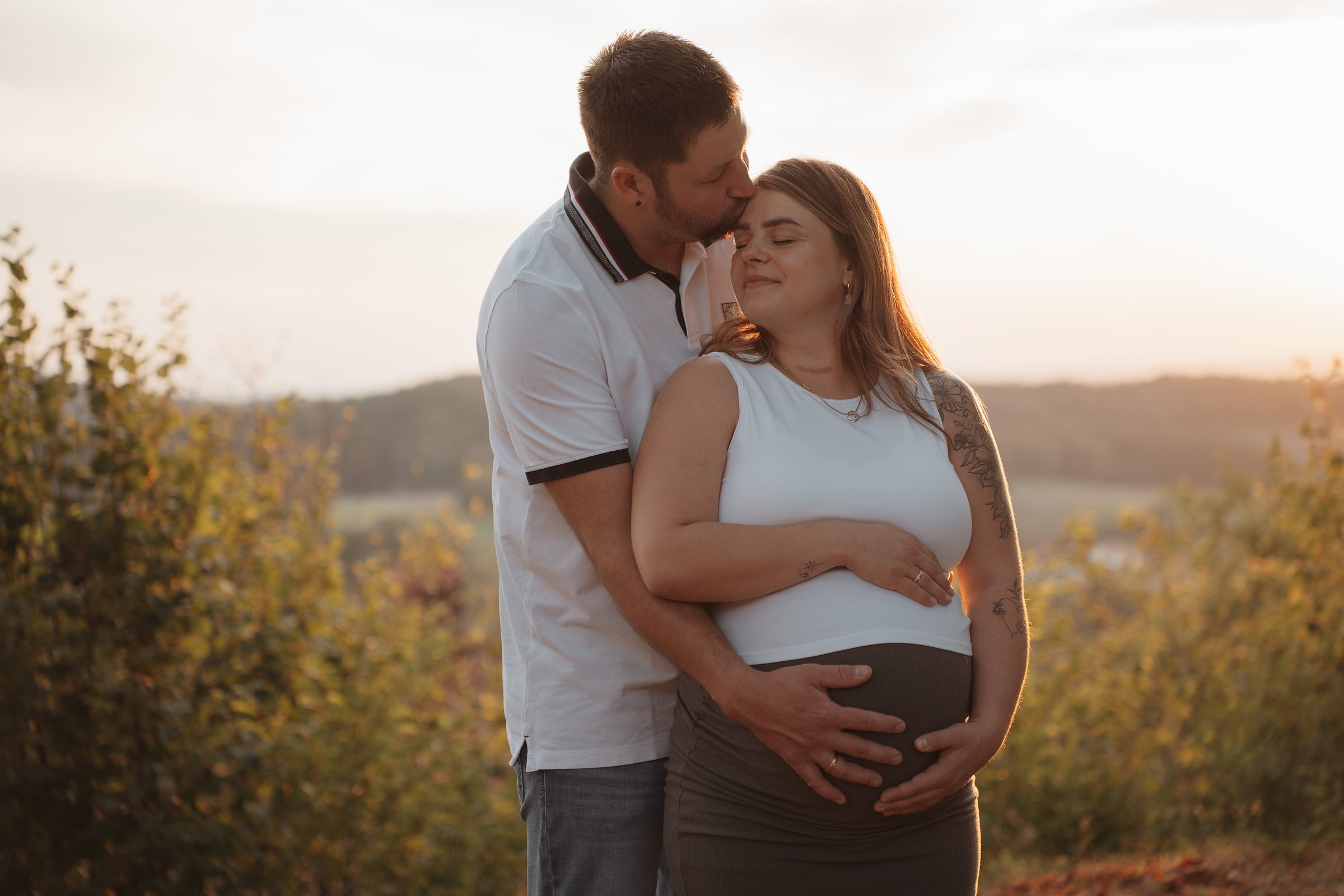 Babybauch-Shooting bei Sonnenuntergang